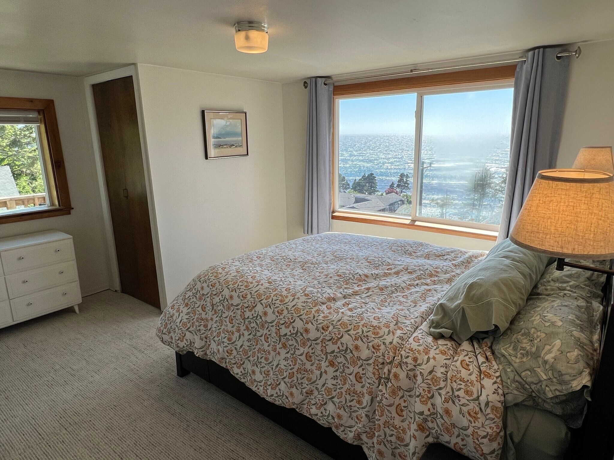 Queen Bed w/ocean view - 255 Bensell Ave