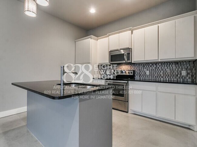 Building Photo - *AVAILABLE NOW!* Urban chic 3 bed/2.5 bath Townhome in West Norman!
