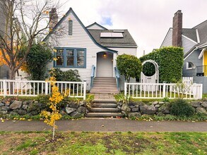 Building Photo - STEPS to Green Lake! 3BR Tudor Home w/ Lan...