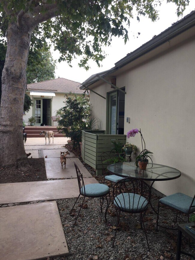 Building Photo - 1105 Palms Blvd