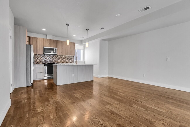 Building Photo - $3,300.00 - 2 Bedroom, 2.5 Bathroom, Rooft...