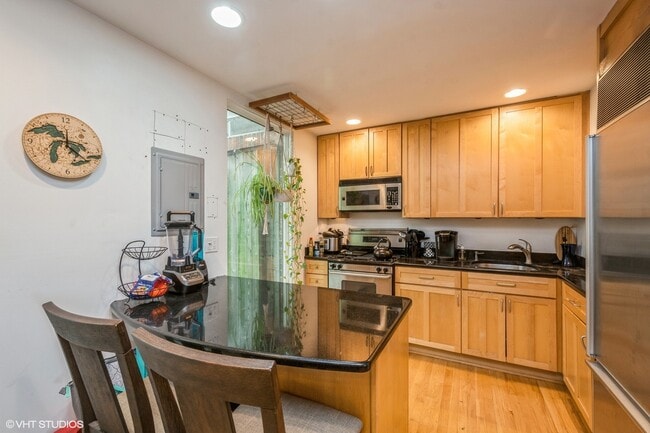 Building Photo - 2103 N Larrabee St