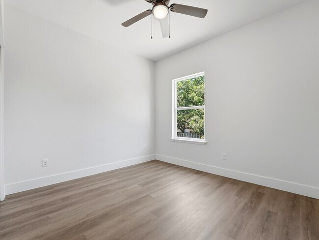 Building Photo - 609 Elm St