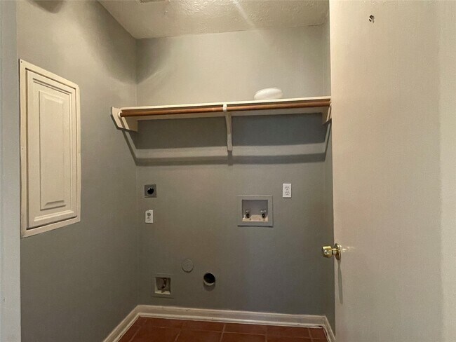 Building Photo - 811 Forest Hillside Ln