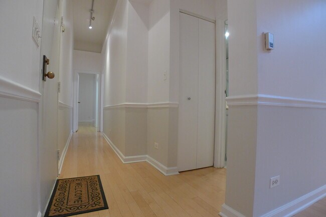 Building Photo - 807 Church St