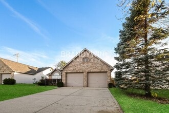 Building Photo - 3231 Village Park N Dr
