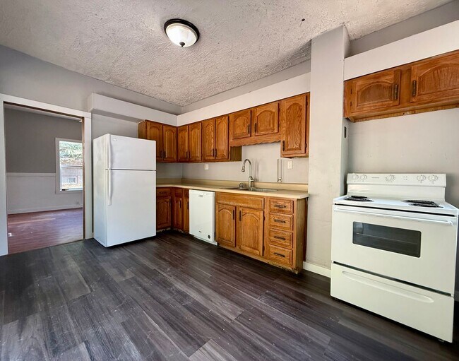 Building Photo - Great East End - 3 Bedroom Home