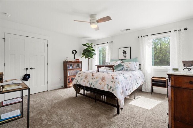 Building Photo - 175 STONELEDGE TRCE N