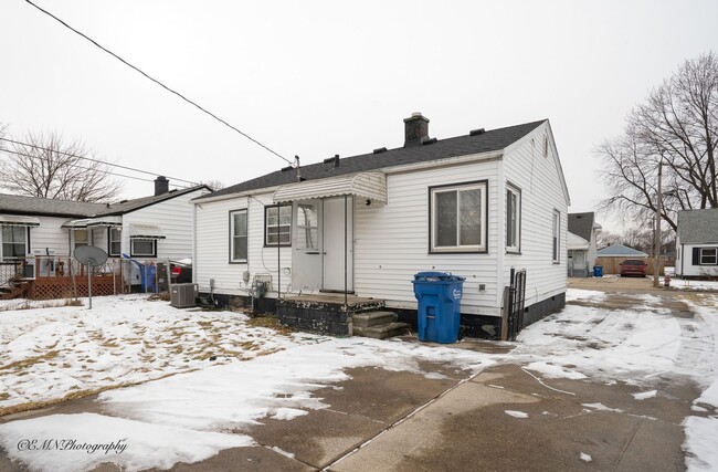 Building Photo - Two bedroom updated ranch