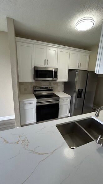 Building Photo - 8333 Sands Point Dr