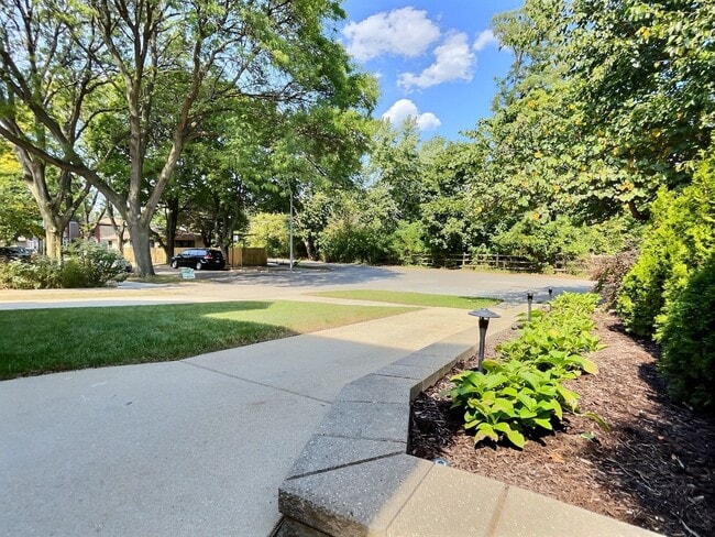 Building Photo - 5245 W Ardmore Ave