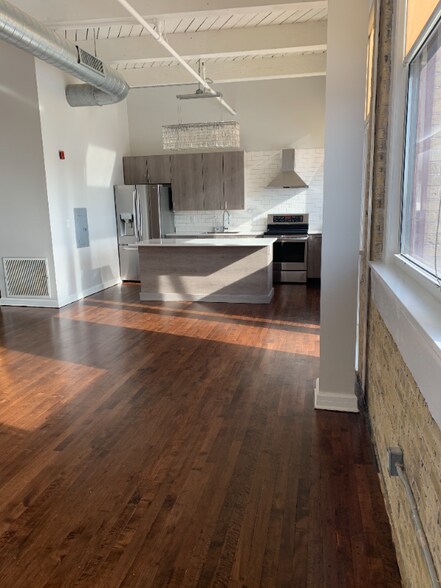Building Photo - 215 W Maple St