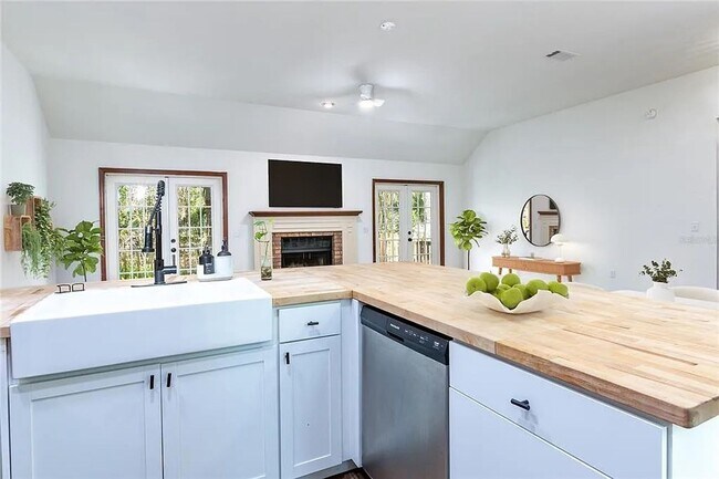 Building Photo - 3/2 : Nestled in the highly desirable Haile Plantation community
