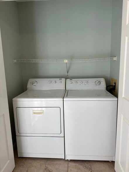 Building Photo - 100 Shadow Moss Pl