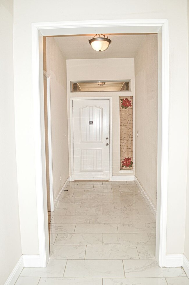 Building Photo - Spacious House