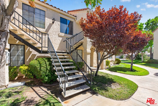 Building Photo - 2554 Olive Dr