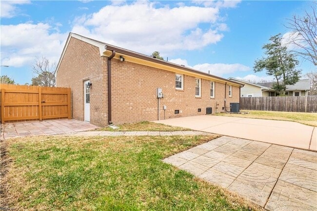 Building Photo - 821 Gene Crescent