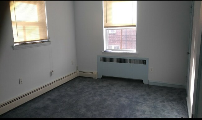 Peaceful first bedroom - 334 Richfield Rd