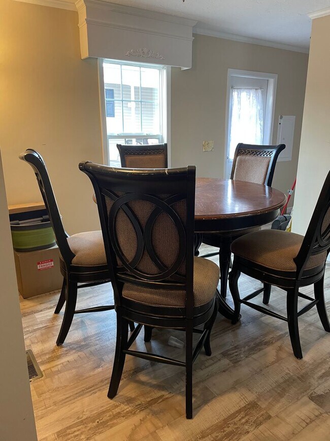 Building Photo - 3 Bedroom 2 Bath Home with large Sunroom i...