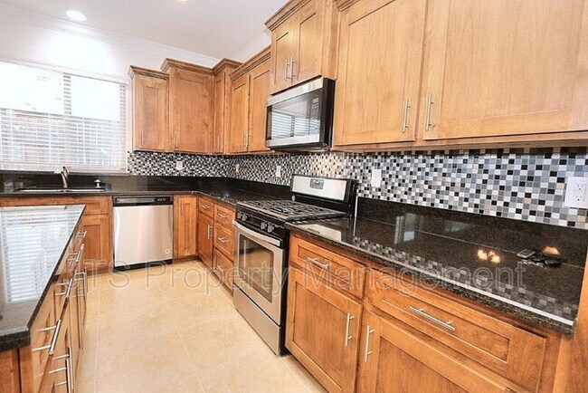 Building Photo - 9200 Rioja St