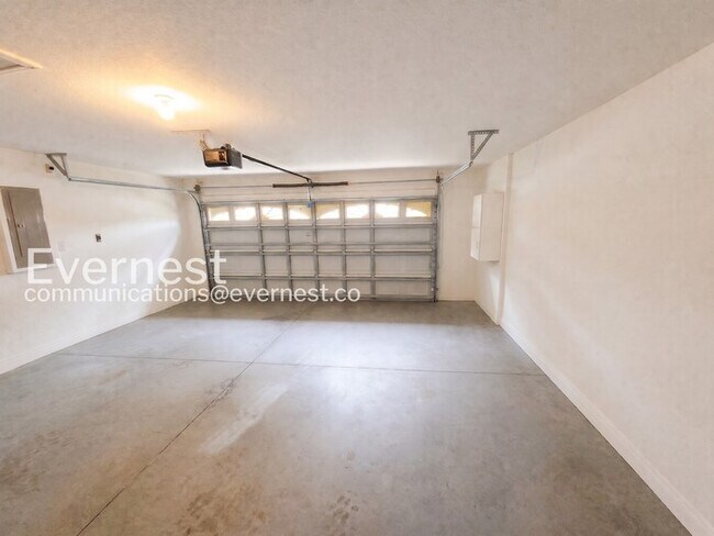 Building Photo - Limited Time Special Offer / 4 Bed/2 Bath Home with Garage / Pet-Friendly / Vouchers Accepted / A...