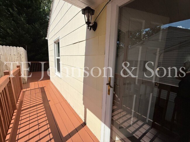 Building Photo - Charming 3-Bedroom Home with Screened Porc...