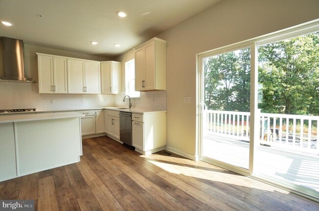 Building Photo - 4823 Lincoln Aly