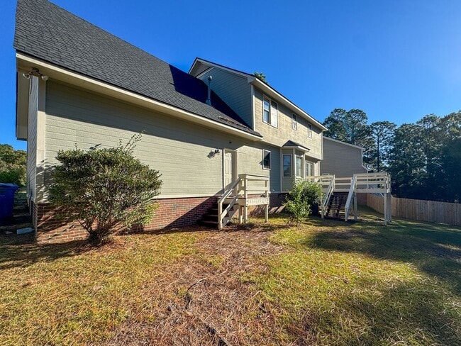 Building Photo - Charming 3 Bed, 2.5 Bath Home with a Bonus...