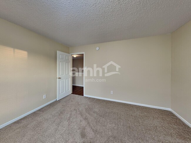 Building Photo - 13993 Meadow Lake Dr