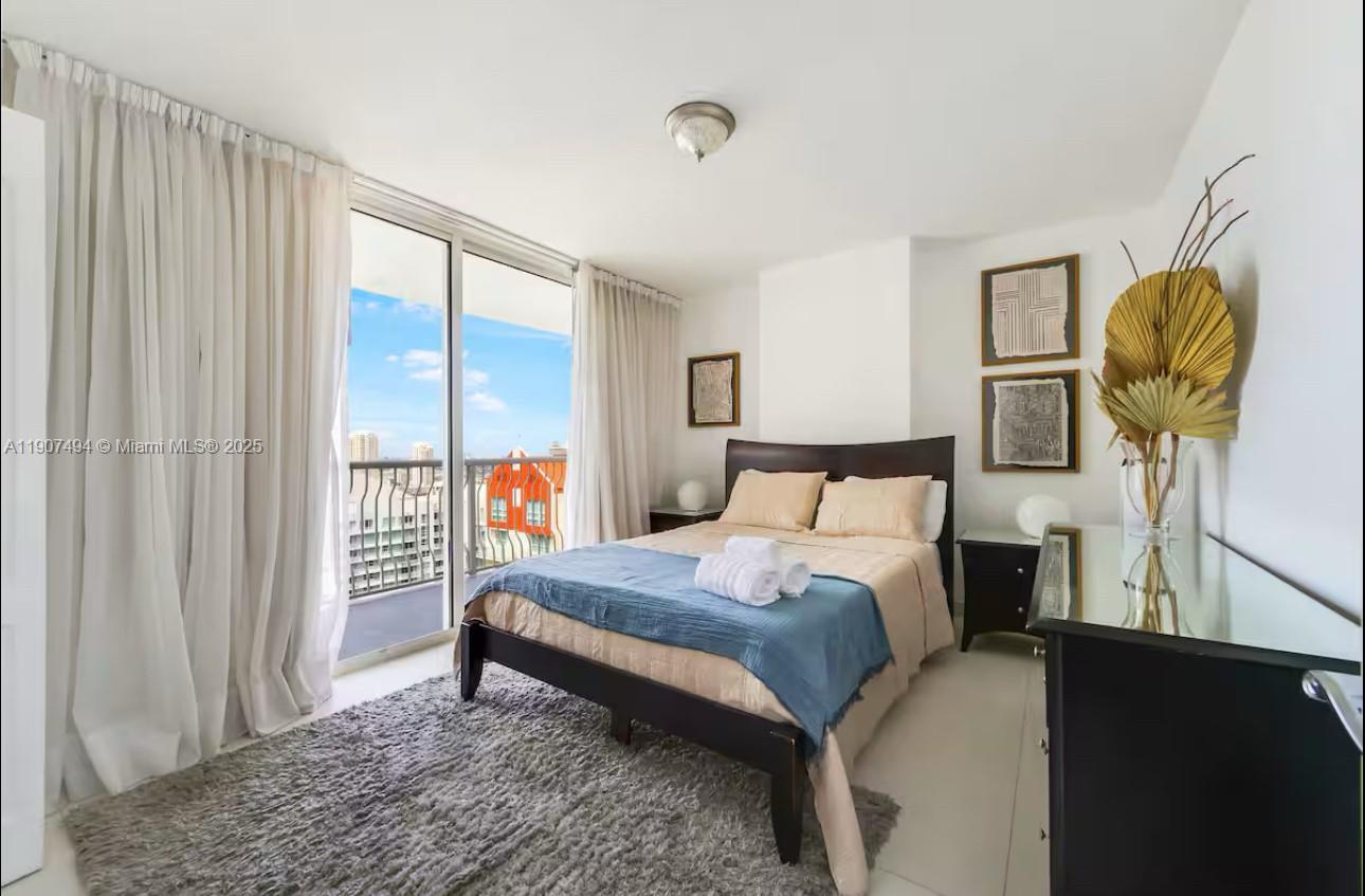 Building Photo - 1200 Brickell Bay Dr