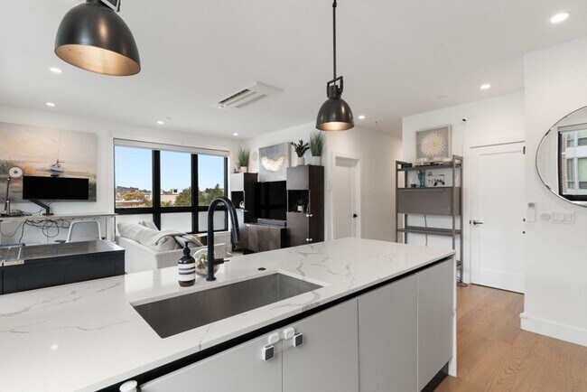 Building Photo - 75 W Broadway