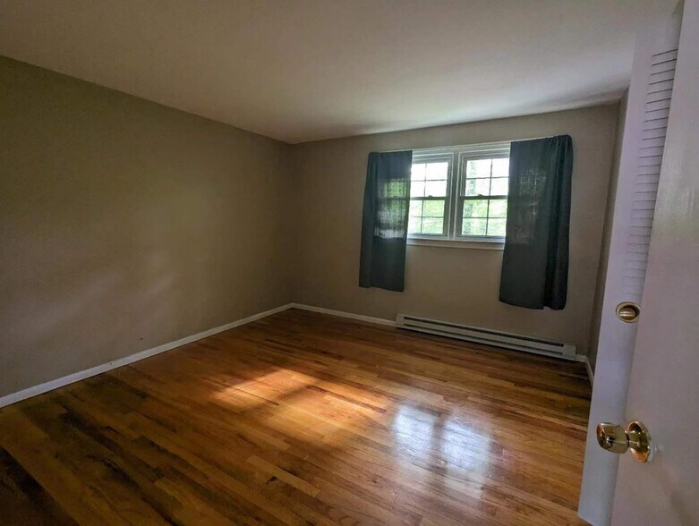 Building Photo - 262 Robin Ln