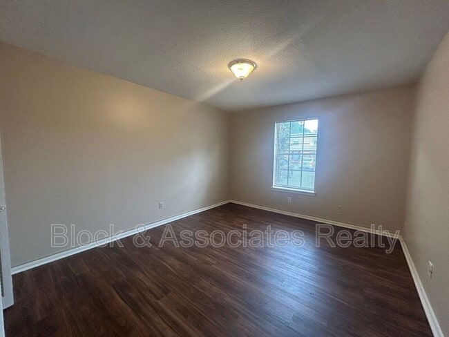 Building Photo - 3824 Country Club Rd