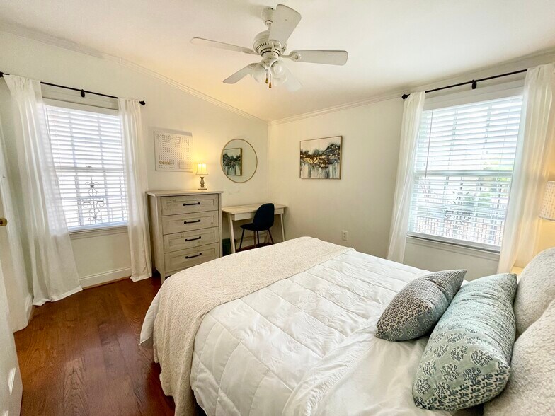 Building Photo - 215 W Taylor St