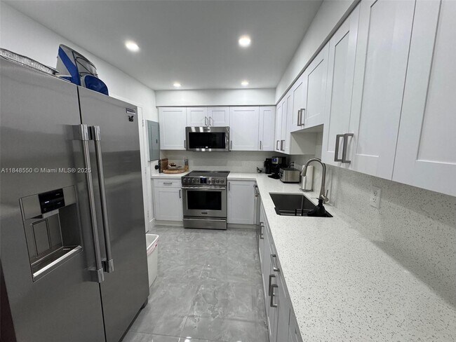 Building Photo - 9225 Collins Ave
