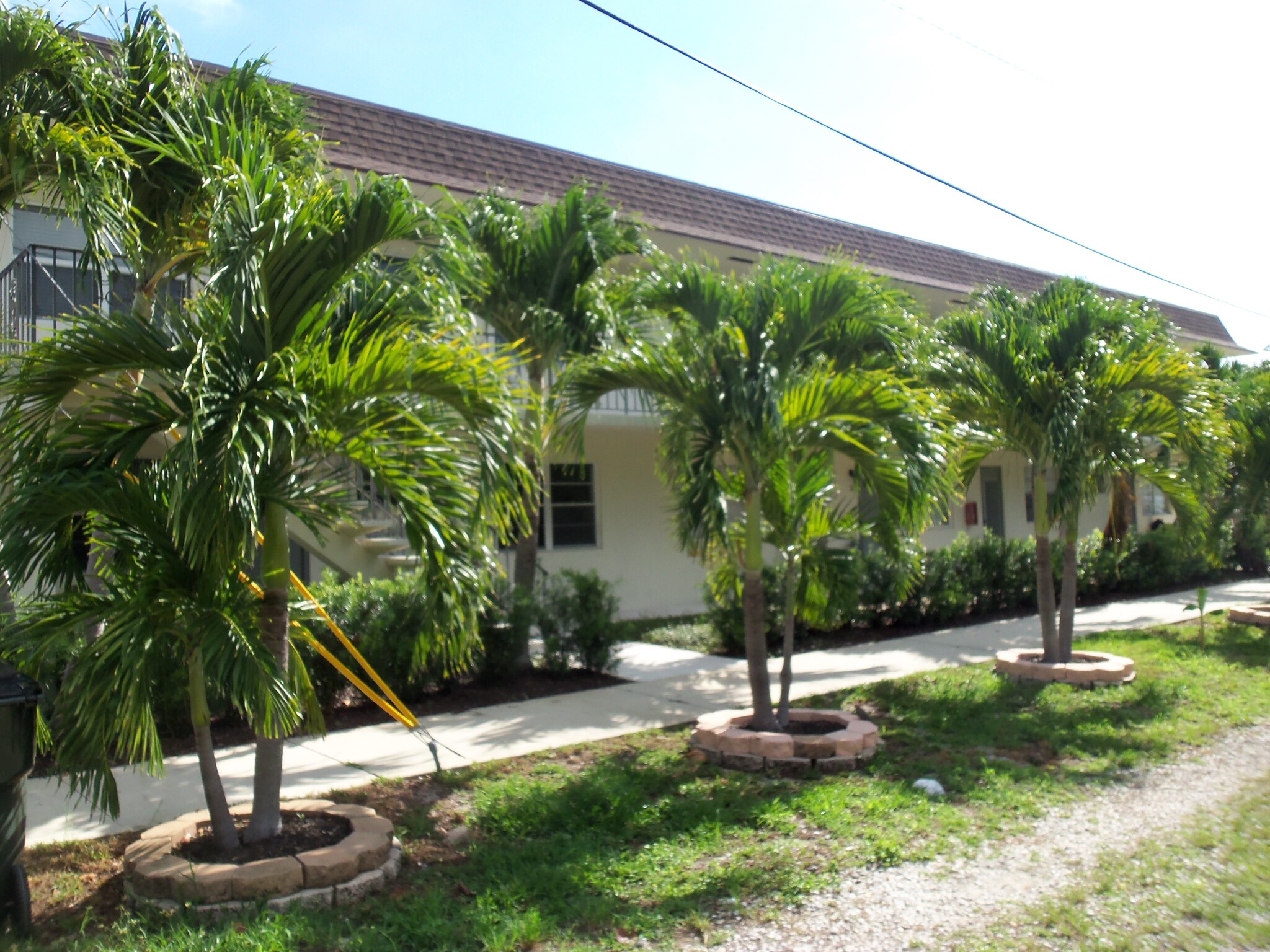 Building Photo - 230 S Lakeside Dr