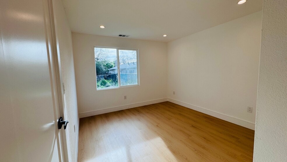 Building Photo - 374 S 21st St