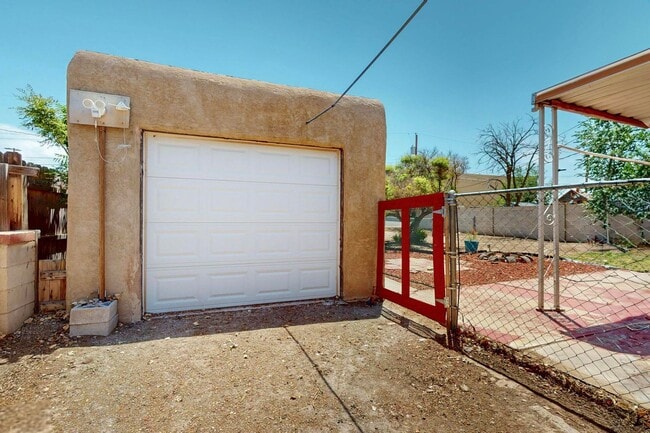 Building Photo - NEAR NORTH VALLEY PUEBLO 2 Bedroom  1 Bath...