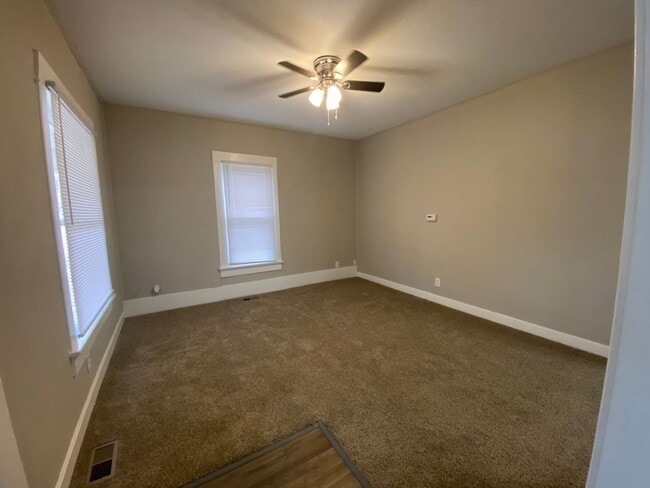 Building Photo - Charming 4 bedroom/2 bath home in Winfield! Coming Available in mid-July!