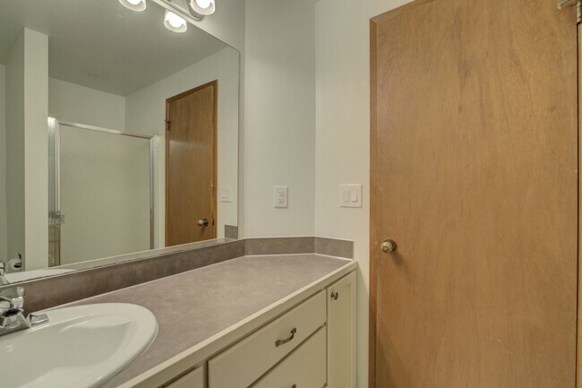 Building Photo - 2bd/1.75ba Mercer Island Condo