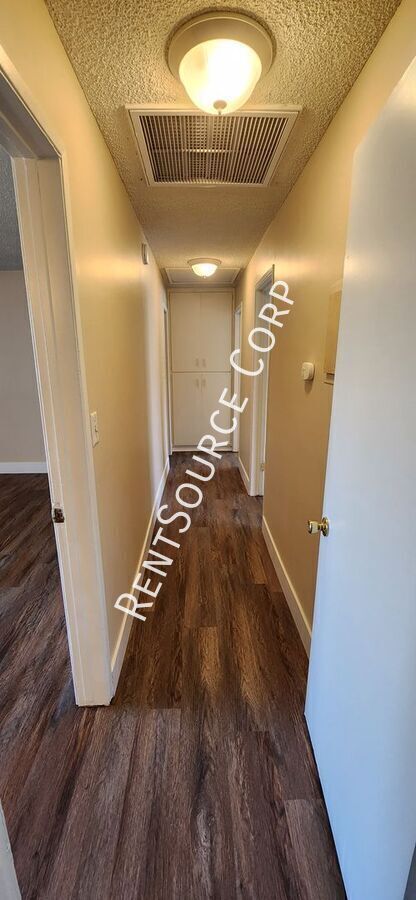 Building Photo - 708 Santa Barbara Dr W