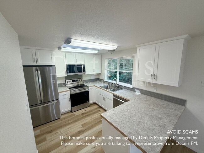 Building Photo - Newly Updated 3 Bedroom Duplex in Silverdale!