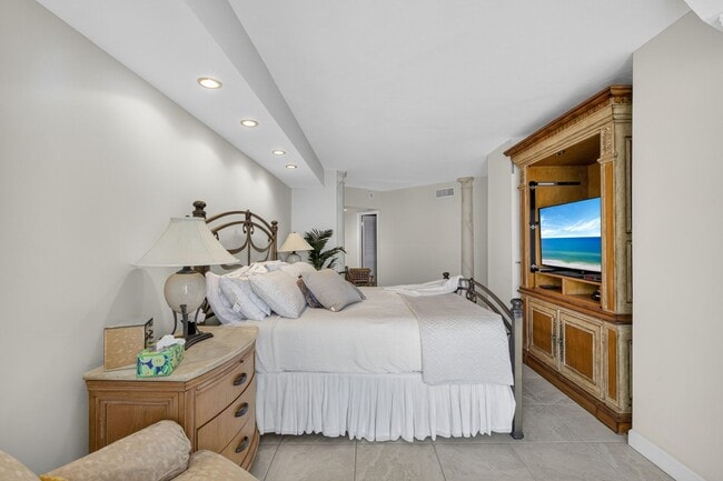 Building Photo - Rare 18th-Floor 3 bed, 3 bath Beachfront Condo at The Savoy!