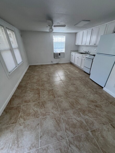 Kitchen - 932 Newton Ave S