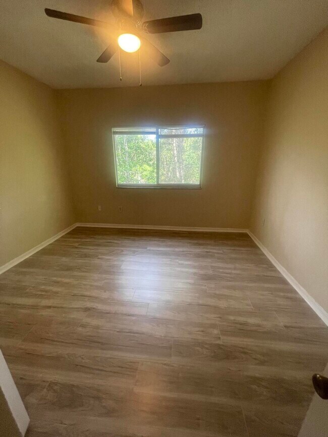 Building Photo - 360 Crestwood Cir