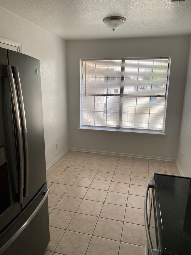 Building Photo - 2416 Jerome Dr