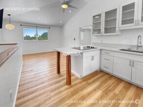 Building Photo - Video! Gorgeous 1bdrm rental, bike to the ...