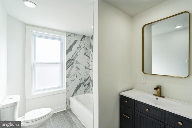 Building Photo - 382 Martin St