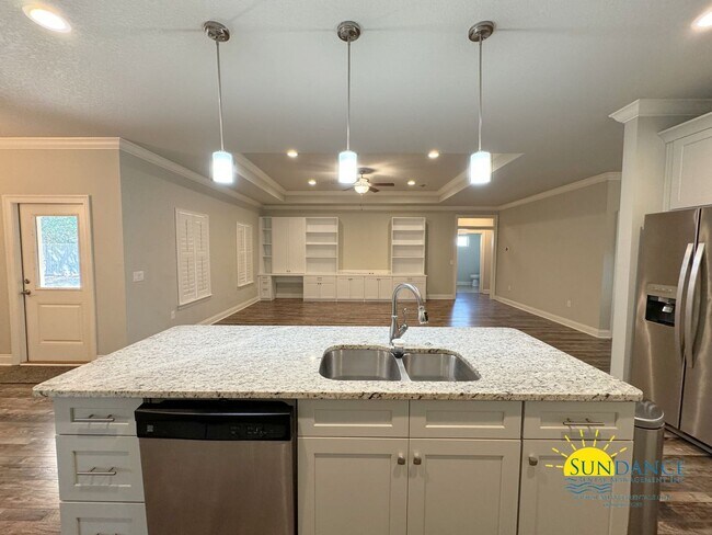 Building Photo - Exquisite 4 Bedroom Home in Navarre Near Beaches & Amenities!