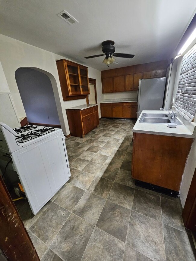 Building Photo - Upper 3 bedroom unit